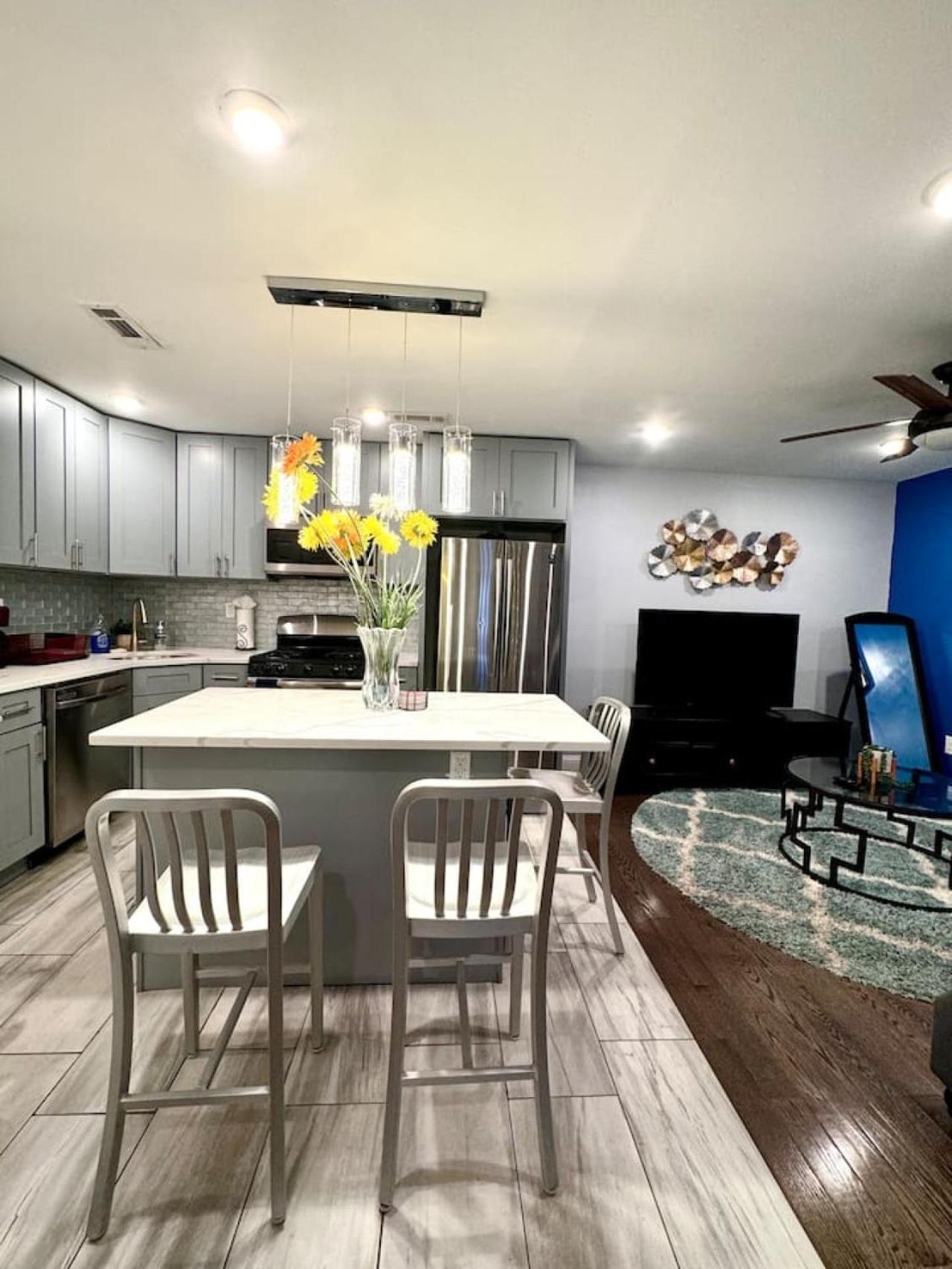 Magic Gardens 2bd In Center Philadelphia