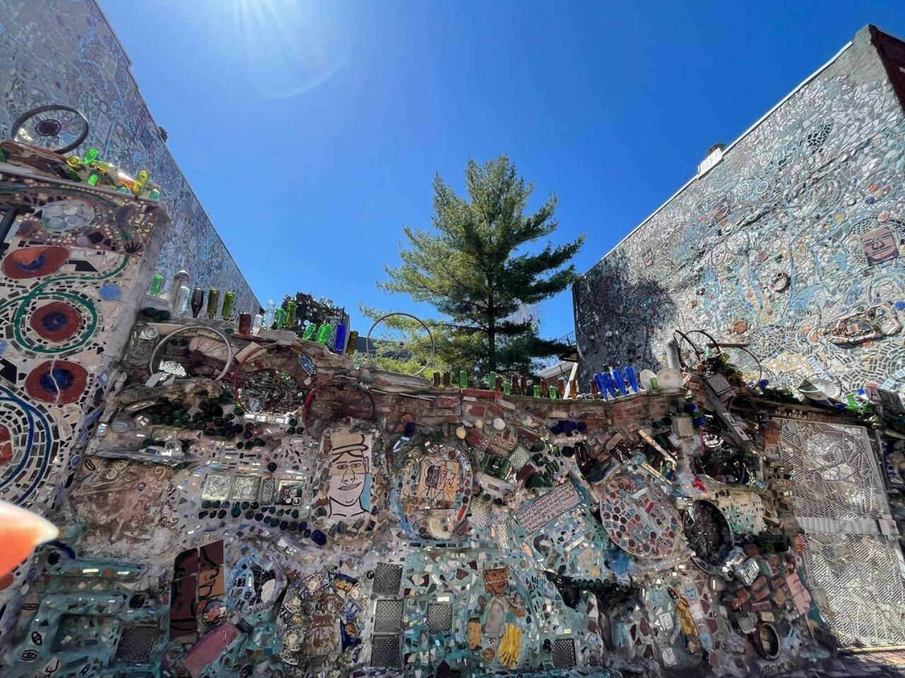 Magic Gardens 2bd In Center Philadelphia