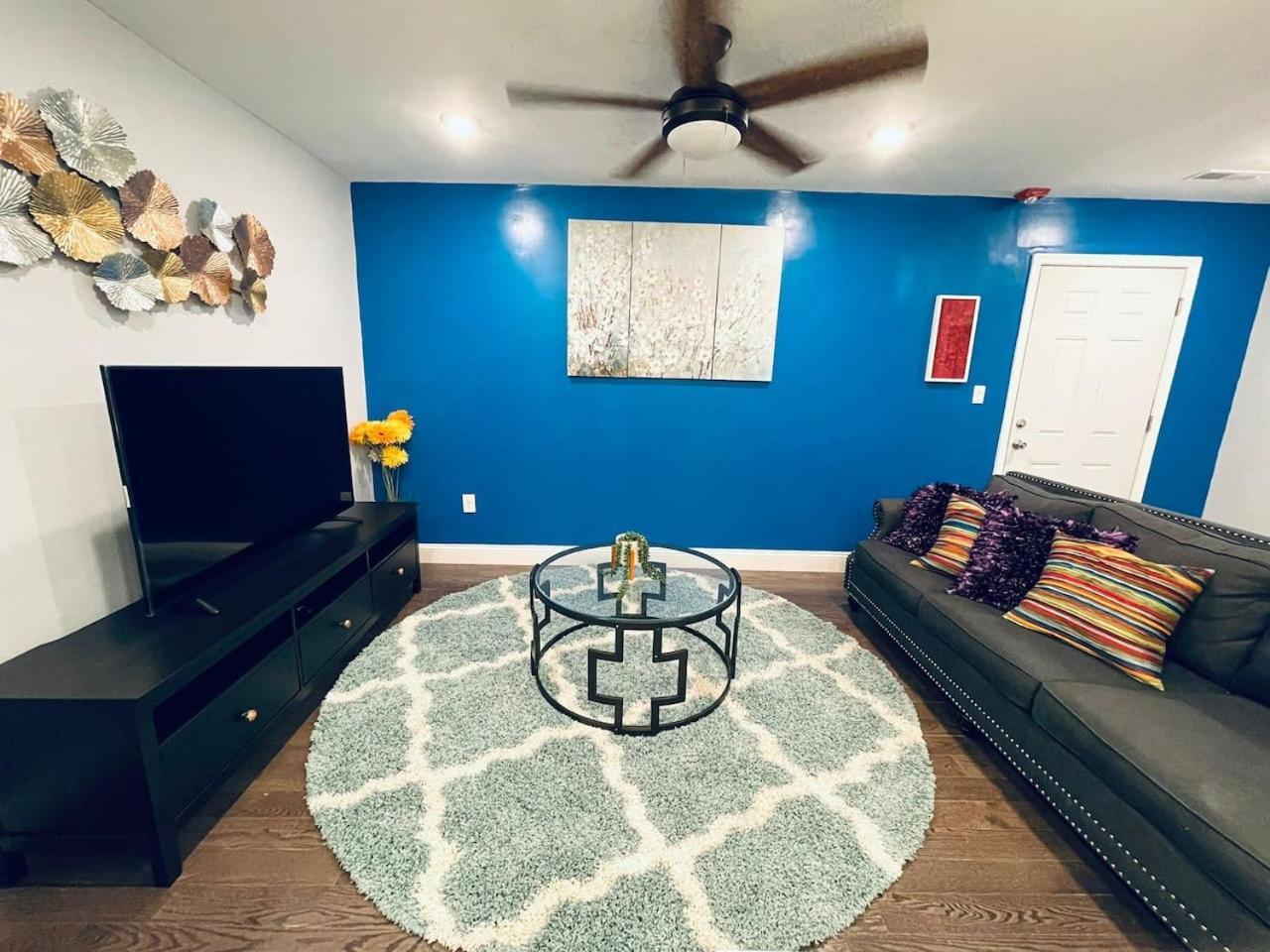 Magic Gardens 2bd In Center Apartment