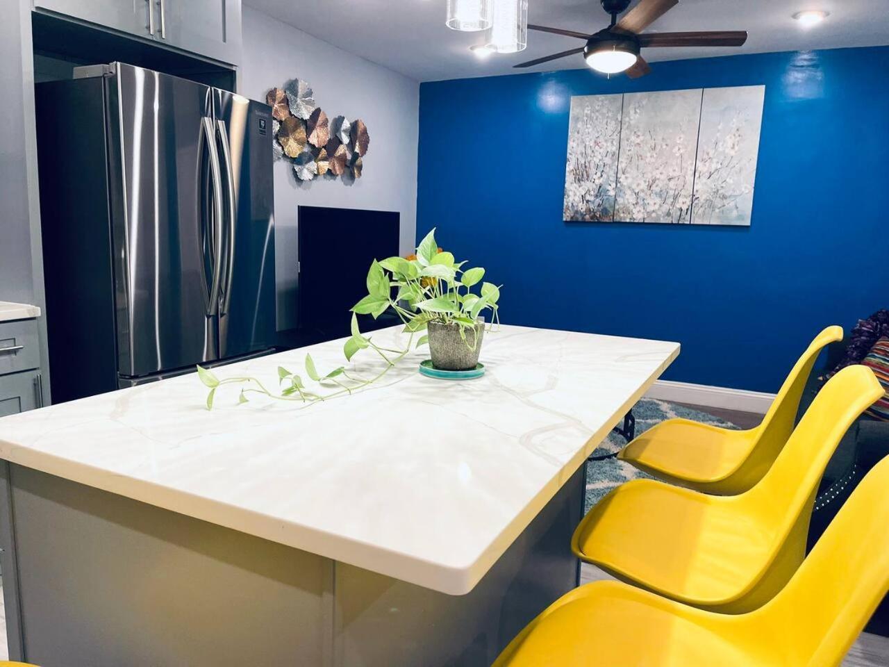 Magic Gardens 2bd In Center Apartment *