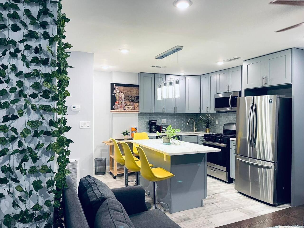 Magic Gardens 2bd In Center Philadelphia