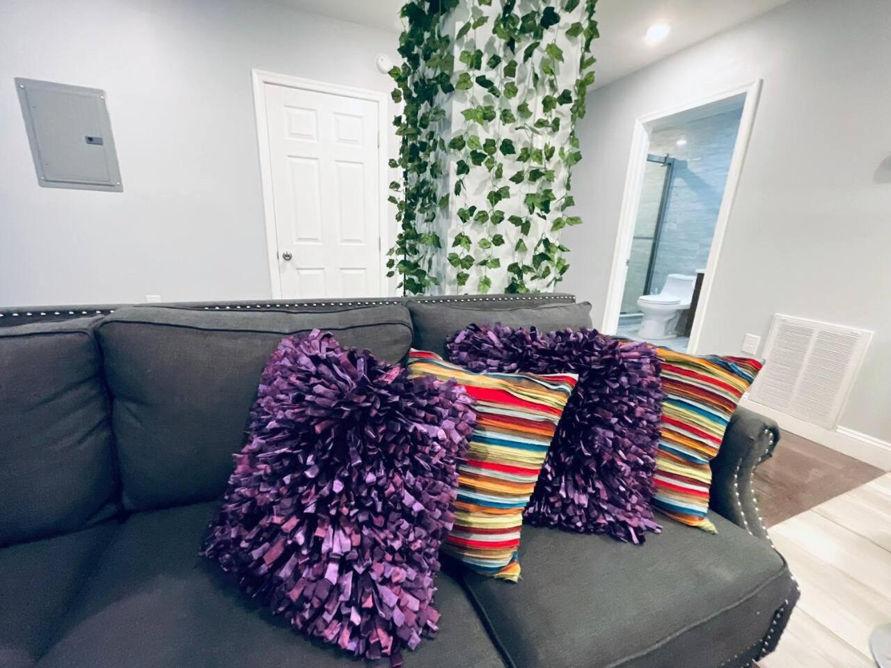Magic Gardens 2bd In Center Apartment